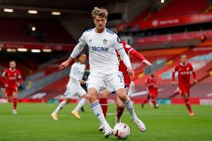 开云体育在线-痛骂死敌主帅！利兹联升超庆祝，班福德领喊口号：怀尔德是混蛋