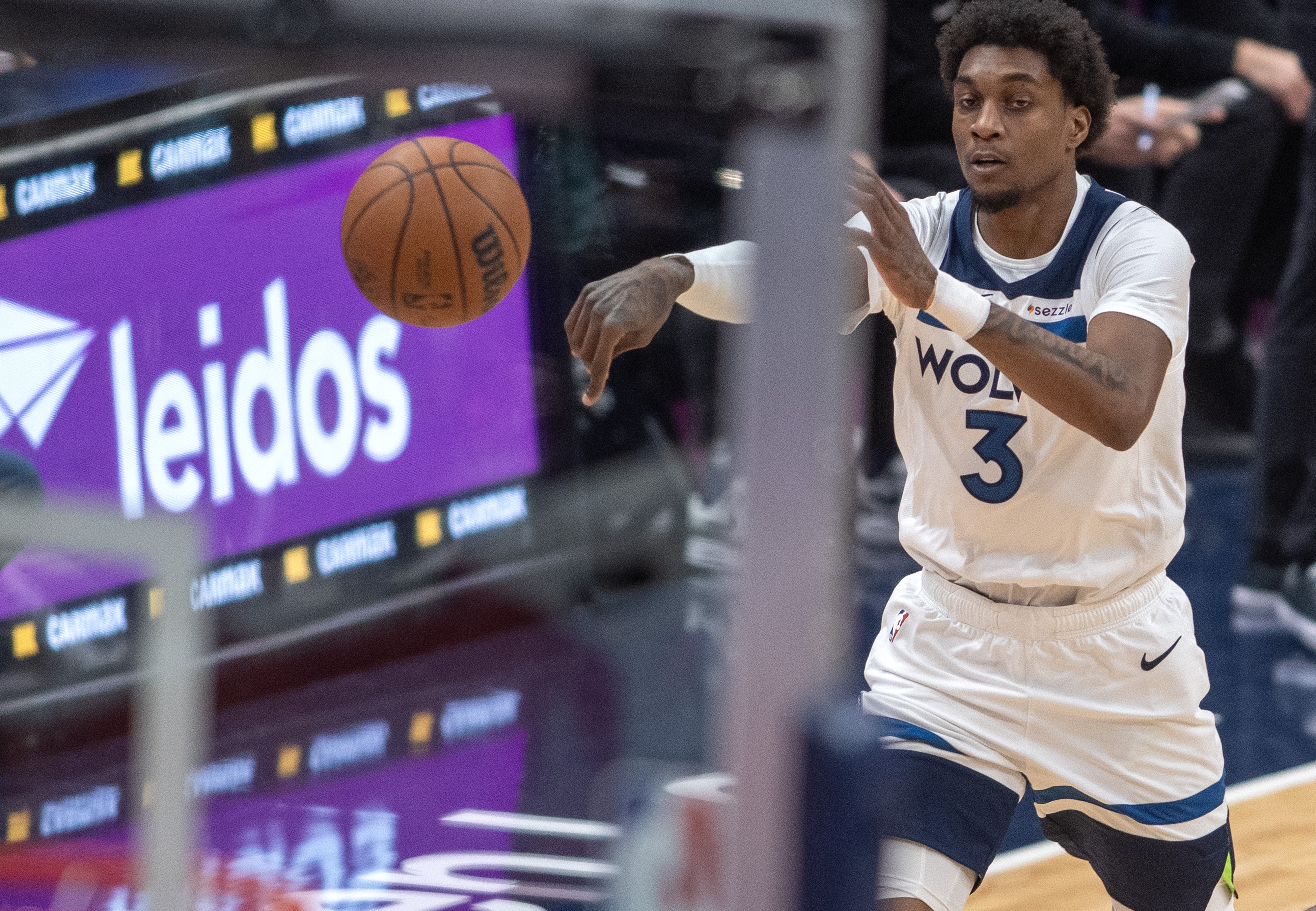 开云体育入口-根本顶不住！森林狼半场万箭齐发&amp;三分21中13 命中率高达61.9%