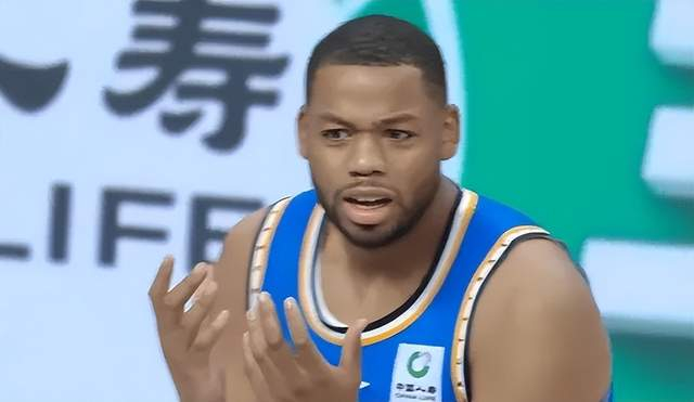 只赢江苏4分！许利民用人+战术引众怒，斯佩尔曼受伤后周琦累垮！|北京|陈盈骏|范子铭|篮板|球员_新浪体育_新浪新闻