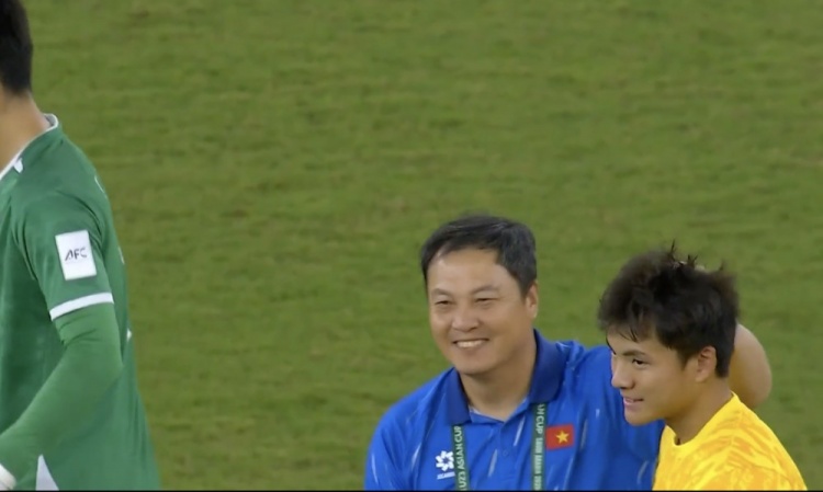 开云体育入口-满眼欣赏！中国球迷老熟人李云在赛后与李昊交流，上演宠溺摸头杀