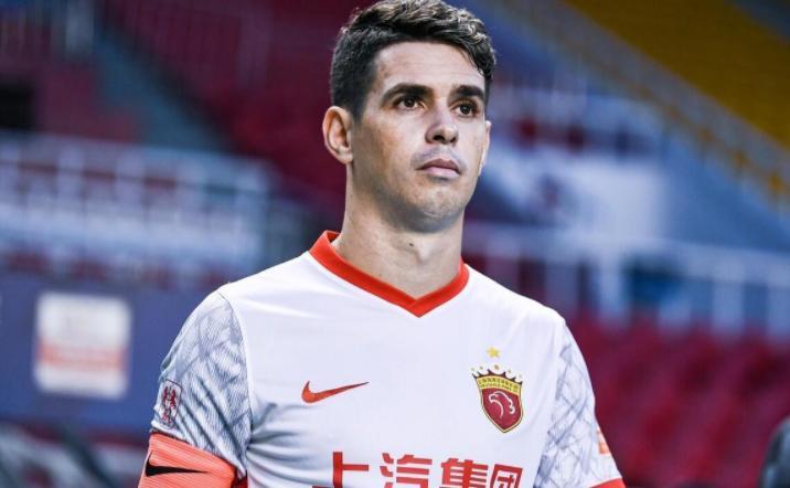 开云体育中国-奥斯卡意外亮相上港冬训！直接跟穆斯卡特合影留念，队友点赞欢迎