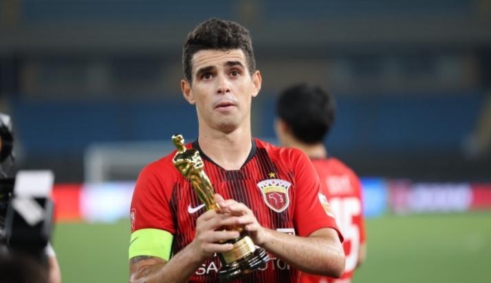 开云体育中国-奥斯卡意外亮相上港冬训！直接跟穆斯卡特合影留念，队友点赞欢迎